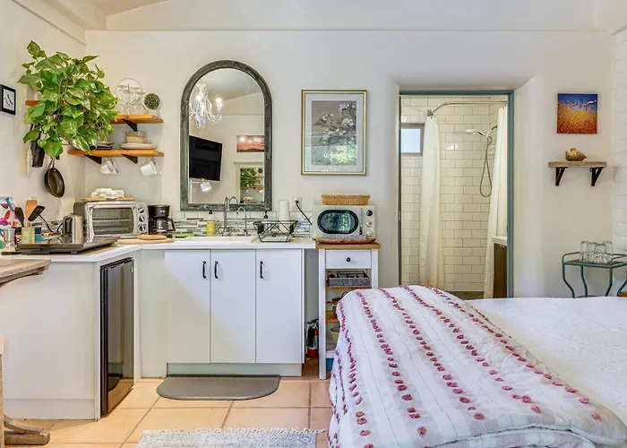 Apartment Casa Paloma Studio: Artsy & Airy W/ Hot Tub Access *