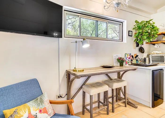 Apartment Casa Paloma Studio: Artsy & Airy W/ Hot Tub Access *