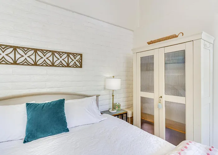Casa Paloma Studio: Artsy & Airy W/ Hot Tub Access Apartment